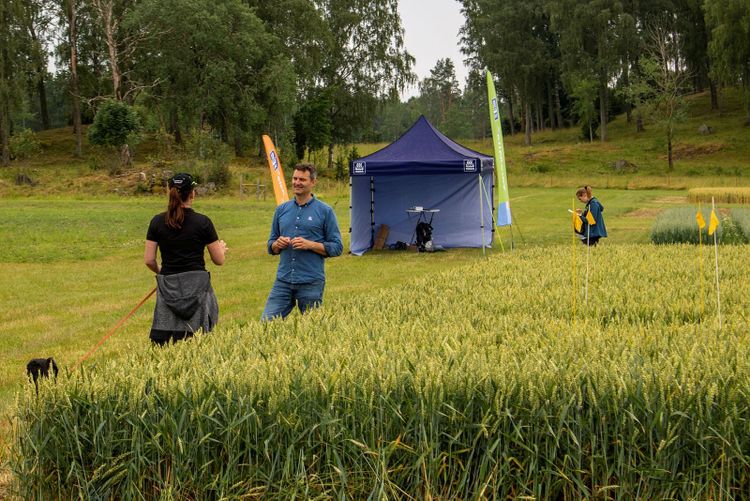 Agronom Carl-Magnus Olsson i samtal vid nollruta på Brunnby Lantbrukardagar 2021.