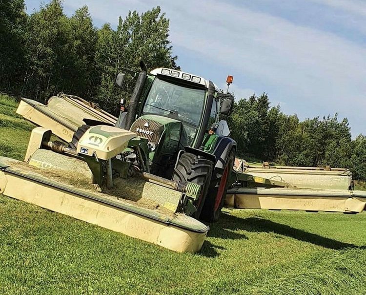 Andraskörden är på gång, meddelar Stefan Ljungfjärd i Småland. Det är Fendt 820 och Krone butterfly.