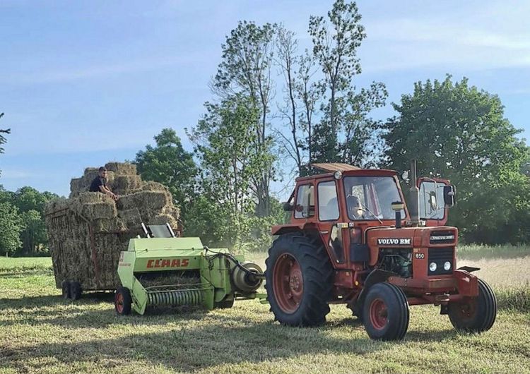 Snart är balvagnen full! Här jobbar Volvo BM 650 med Claas-press och det är Wiliam som fotat.