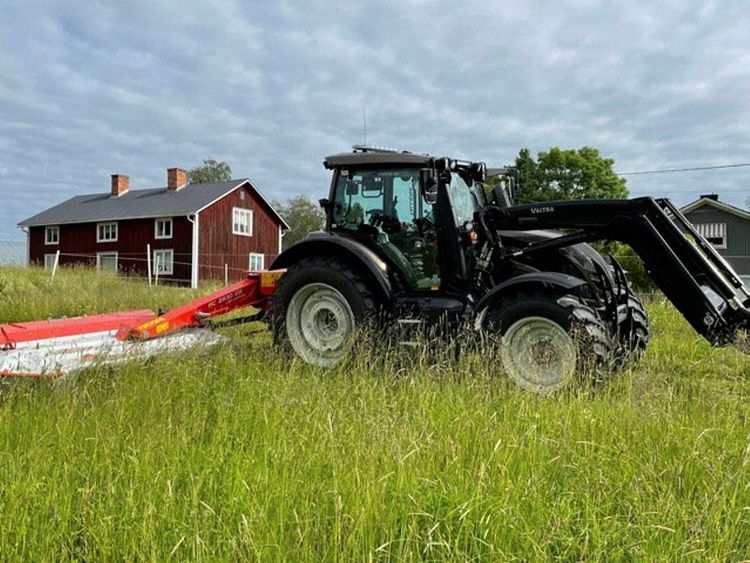 Nu är Valtra N134:an ute med Kuhn FC283D G2 Lift-Control från 2016. Bild från Gunnar Strömqvist. Han fick en bra höskörd i år.