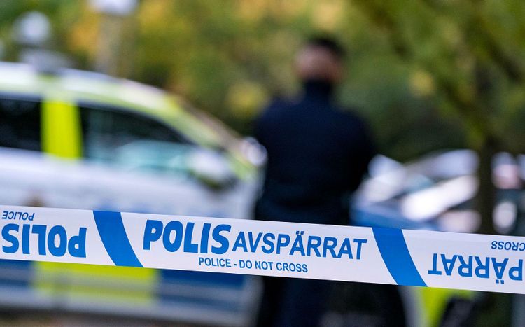 Polisen har spärrat av område. Polisbild och polis i bakgrunden.