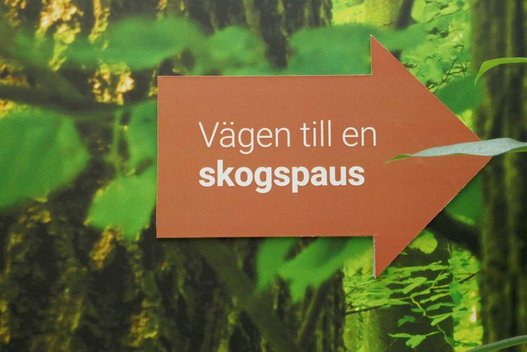 Skylt på vägg.