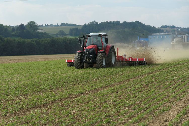 Traktor på fält.