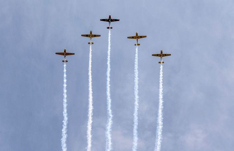 Fem plan av märket Saab Safir SK50 syns över himlen.