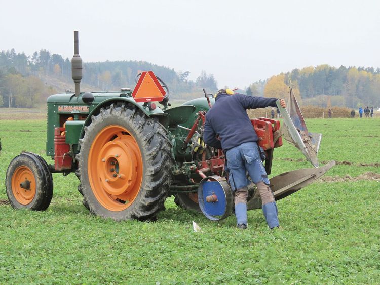 I klassen veterantraktor och buren plog, äldre än 1955, vinner titelförsvararen Krister Nilsson från Halland. Här fixar han till sista skäret på IH-plogen. Traktorn är BM 36 från 1952, det var det året BM kom med första dieseltraktorn.