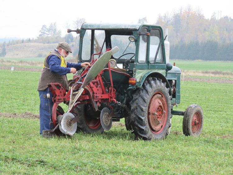 Det här är BM 230 Victor med IH S203H-plog. Torbjörn Pettersson från Östergötland gör en justering innan första draget. Den tvåcylindriga Victorn var på sin tid en otroligt uppskattad liten traktor.