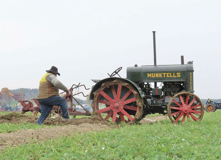 Birger Eklund kämpar med tävlingens äldsta traktor – Munktells typ 22. Den byggdes 1928 i Eskilstuna och har en tvåcylindrig tändkulemotor. Traktormodellen kom att bli Munktells första storsäljare och det byggdes 1 579 exemplar.