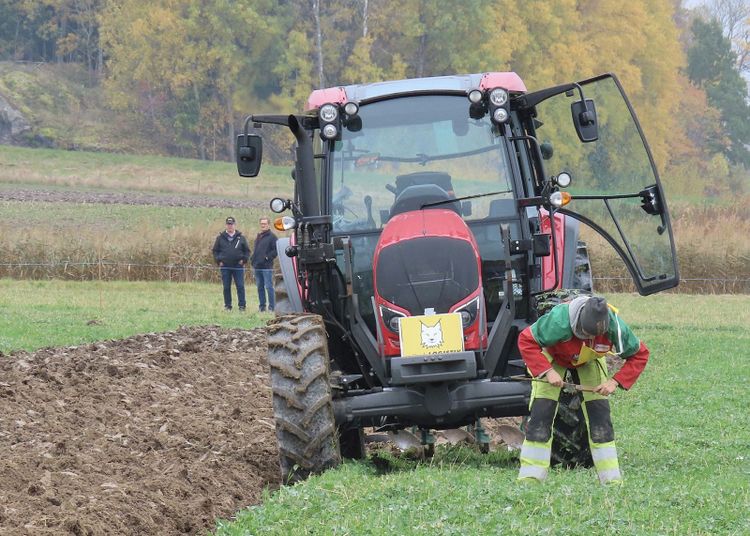 Ebba Uleskog, 16 år, kör i juniorklassen i tegplöjning. Hon har lånat traktor och plog för att kunna tävla. Nu går hon på Stora Segerstad naturbrukscentrum och målet är att ta över gården hemma så småningom.
