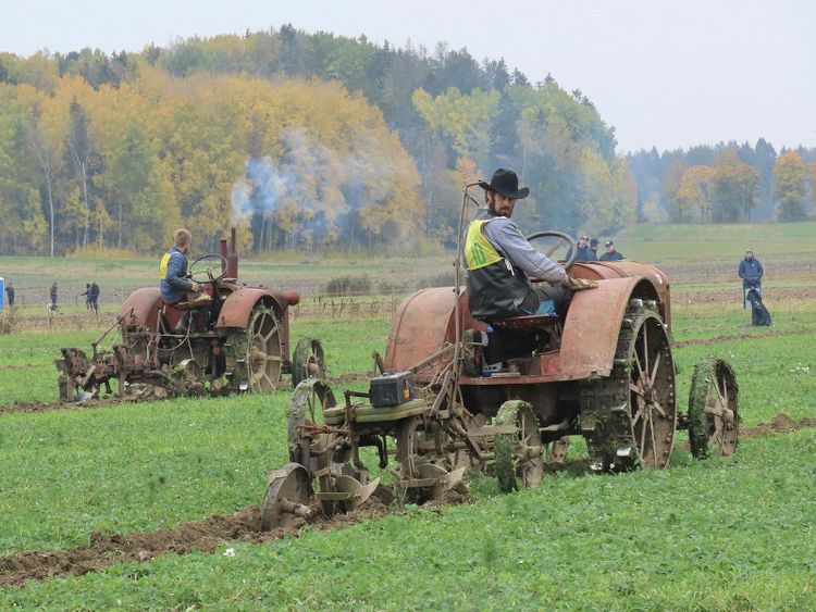 Cowboyen Erik Westerdahl rattar sin IH McCormick 10-20 från 1931. Plogen är den legendariska IH Little Genius från 1935. I bakgrunden kör Johan Gustafsson med sin Volvo T43 Hesselman.