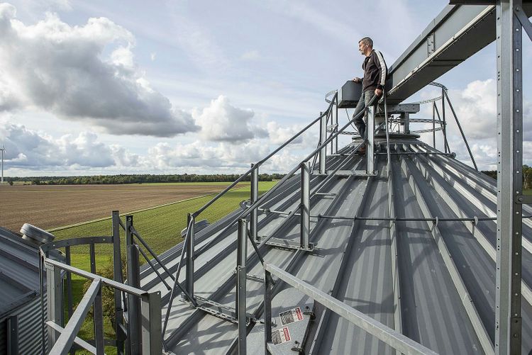 Silos för korn och vete. Fram till i år har man odlat spannmål till utsäde.