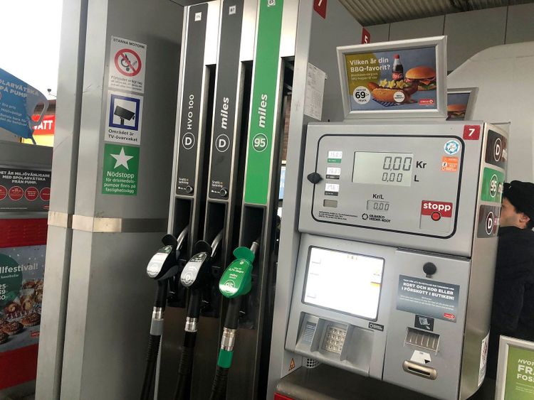 16,33 kostade dieseln i april förra året, när denna bilden togs på bensinpumpen. I mars 2012 kostade den 15,18. Nu kostar den 19,47 kronor för företagskunder.