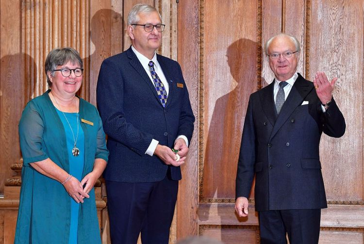 Kung Carl Gustaf delade ut LRF Mjölks guldmedalj 2020 till Anna-Britta och Herbert Nyman, Frigivenvägen, Altersbruk, vid en ceremoni på Stockholms slott på måndagen.