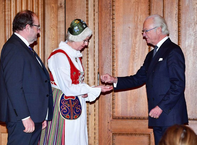 Kung Carl Gustaf delade ut LRF Mjölks guldmedalj 2020 till Kjell och Ingrid Sandahl, Vasen, Nye, vid en ceremoni på Stockholms slott på måndagen