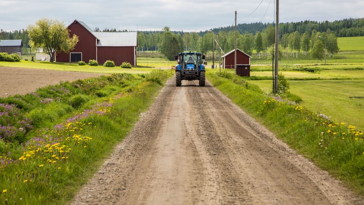 Tioåringen körde traktor – föräldrarna åtalas