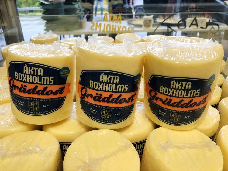 Ostar från Glada Bondens mejeri märkta "Äkta Boxholms gräddost".