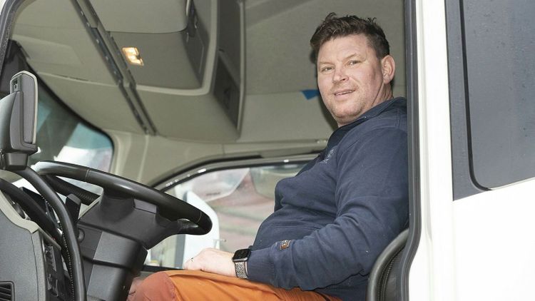 Han kör häst från norr till söder – varje vecka