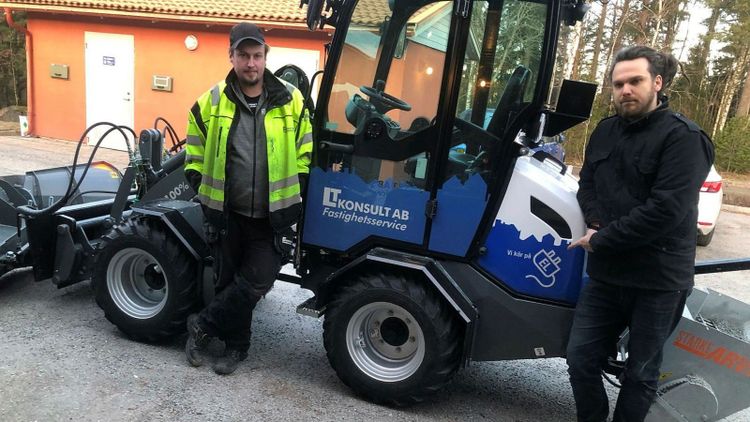 Snöröjning med ellastare - inga problem
