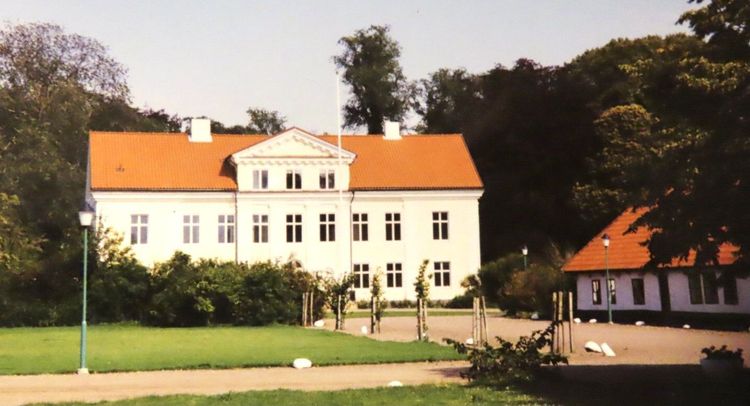 Huvudbyggnaden på Säbyholms gård.