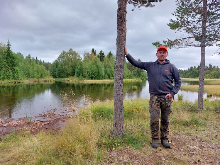 Christian Thunell vid en sjö.