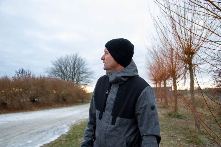 Håkan Jönsson står i allén på Bränneriets gård i Eslöv.