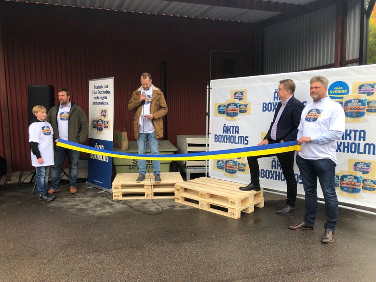 Invigning med blågult band.
