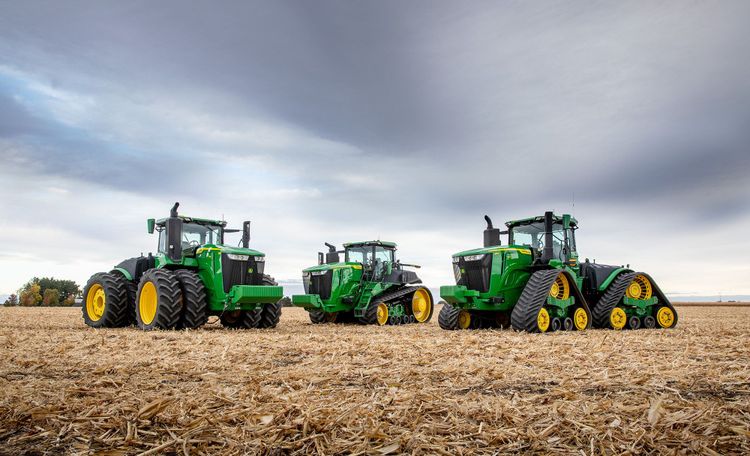 John Deere-traktorer på fält.