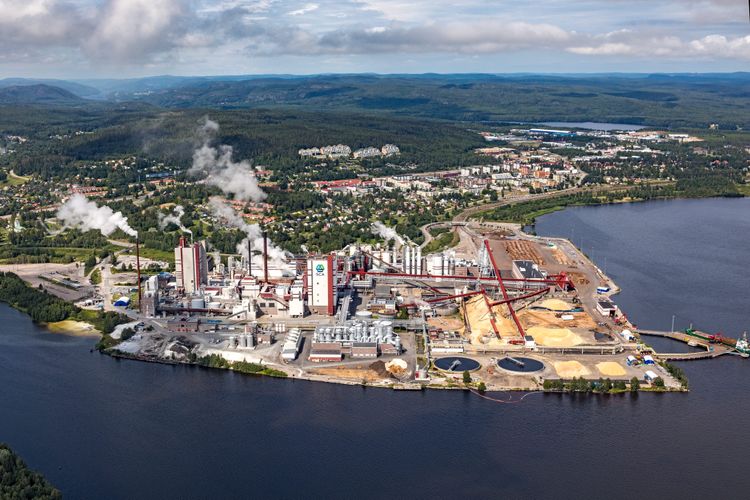 Flygbild över massabruket i Östrand, Sundsvall.