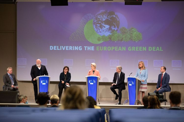 Sju EU-kommissionärer på ett podium.