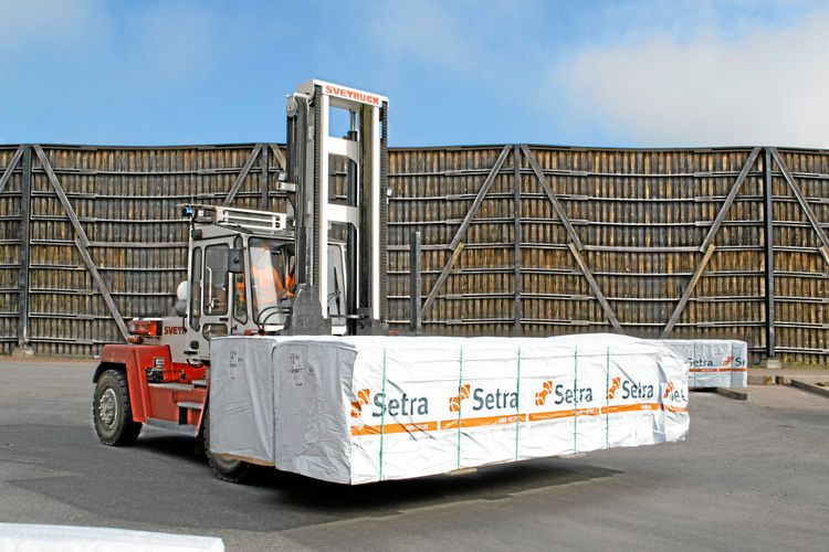 Virkestruck på sågverk med ett paket virke från Setra.