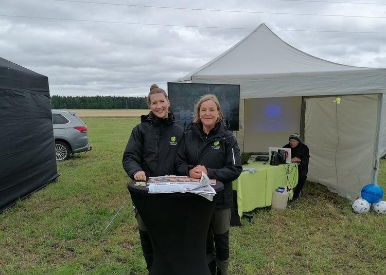 Tina Sandell och Ulla Frisk framför montern på Öjeby Lantbrukardagar.