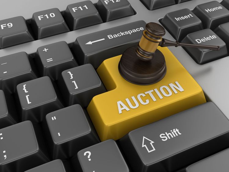 Tangentbord där enterknappen är bytt mot orden ”auction” och en hammare.