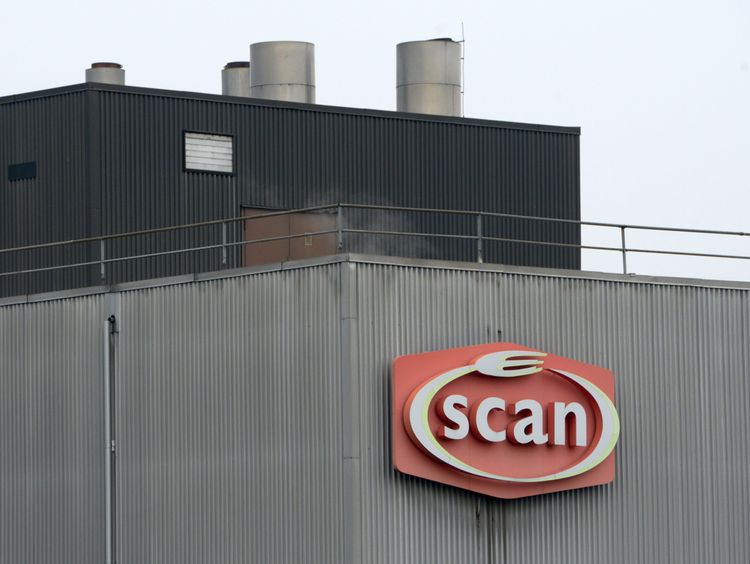 Scans skylt på slakteribyggnad.