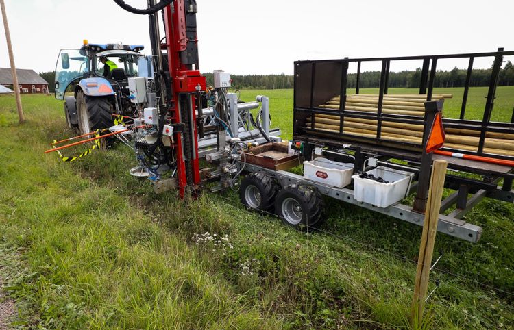 Stängsel. Maskinen är byggd på en vagn som dras av en traktor. I stora drag består den av hydraulhammare, skruvautomater och magasin för stolpar, isolatorer och tråd.