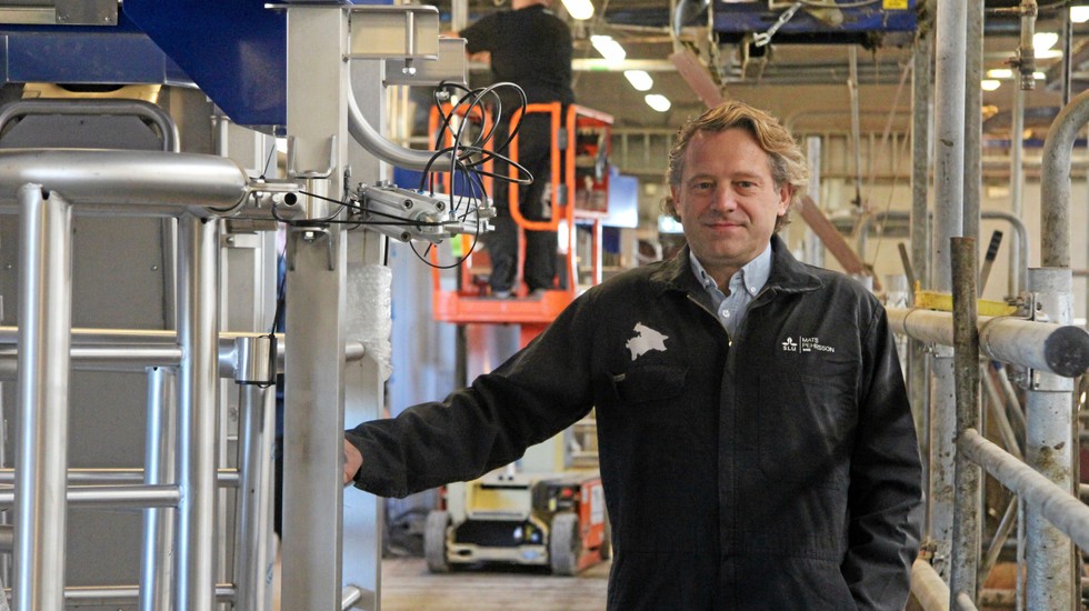 Fyra nya DeLaval-robotar ersätter nuvarande mjölkningsutrustning på Lövsta lantbruksforskning. Mats Pehrsson, driftschef på Lövsta, leder installationsarbetet.