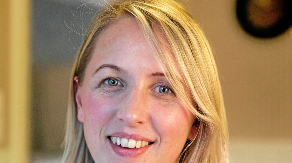 Jytte Guteland (S) försöker övertyga parlamentariker i den socialdemokratiska gruppen om att rösta för kompromissförslaget.
